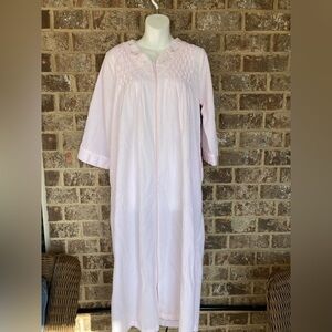 Miss Elaine seersucker zip up robe size Medium